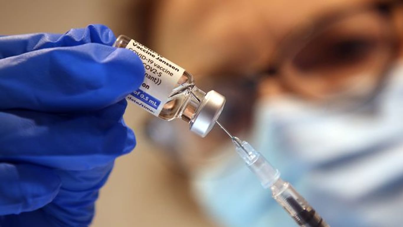 Eine Arzthelferin zieht in einer Praxis eine Spritze mit dem Corona-Impfstoff Janssen von Johnson & Johnson auf.