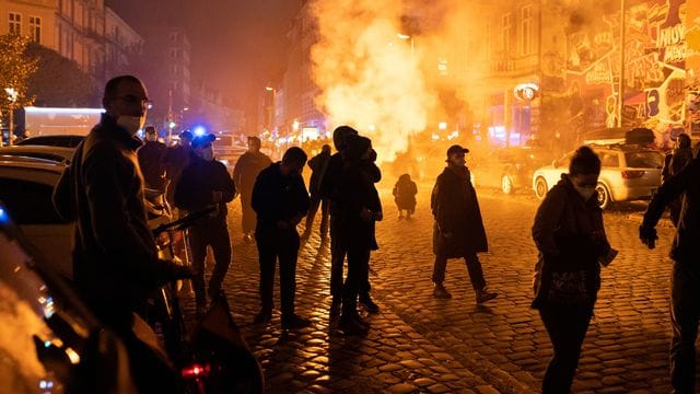 Aus Protest gegen die Räumung des Wagencamps "Köpi-Platz" in Berlin sind am Freitagabend in Hamburg nach Polizeiangaben etwa 500 Demonstranten aus der linksautonomen Szene auf die Straße gegangen. Aus Protest gegen die Räumung des Wagencamps "Köpi-Platz" in Berlin sind am Freitagabend in Hamburg nach Polizeiangaben etwa 500 Demonstranten aus der linksautonomen Szene auf die Straße gegangen.