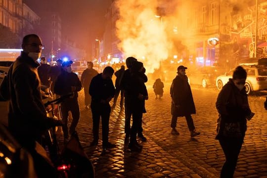 Aus Protest gegen die Räumung des Wagencamps "Köpi-Platz" in Berlin sind am Freitagabend in Hamburg nach Polizeiangaben etwa 500 Demonstranten aus der linksautonomen Szene auf die Straße gegangen.