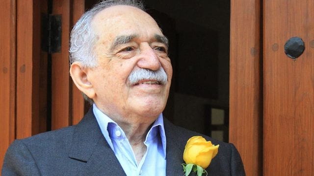Der Schriftsteller Gabriel Garcia Marquez lächelt vor seinem Haus in Mexiko-Stadt. Der Schriftsteller Gabriel Garcia Marquez lächelt vor seinem Haus in Mexiko-Stadt.