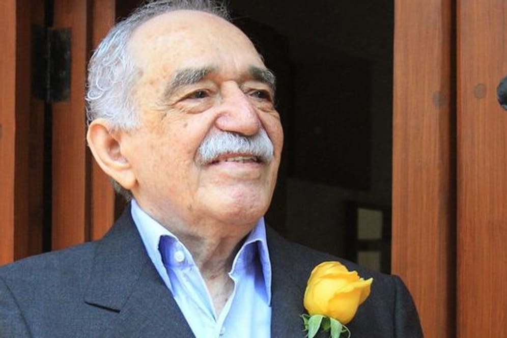Der Schriftsteller Gabriel Garcia Marquez lächelt vor seinem Haus in Mexiko-Stadt.