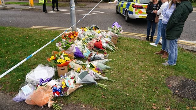 Blumen liegen am Tatort in Leigh-on-Sea.