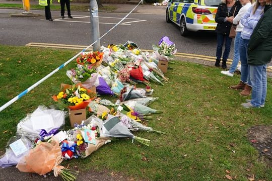 Blumen liegen am Tatort in Leigh-on-Sea.