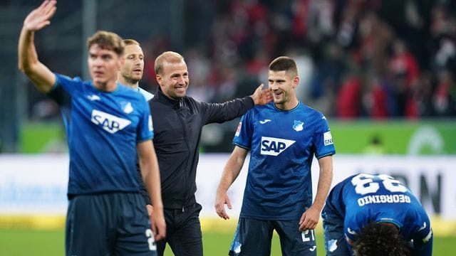 Hoffenheims Robert Skov, Trainer Sebastian Hoeneß, Benjamin Hübner und Georginio Rutter (l-r) feiern nach der Partie.