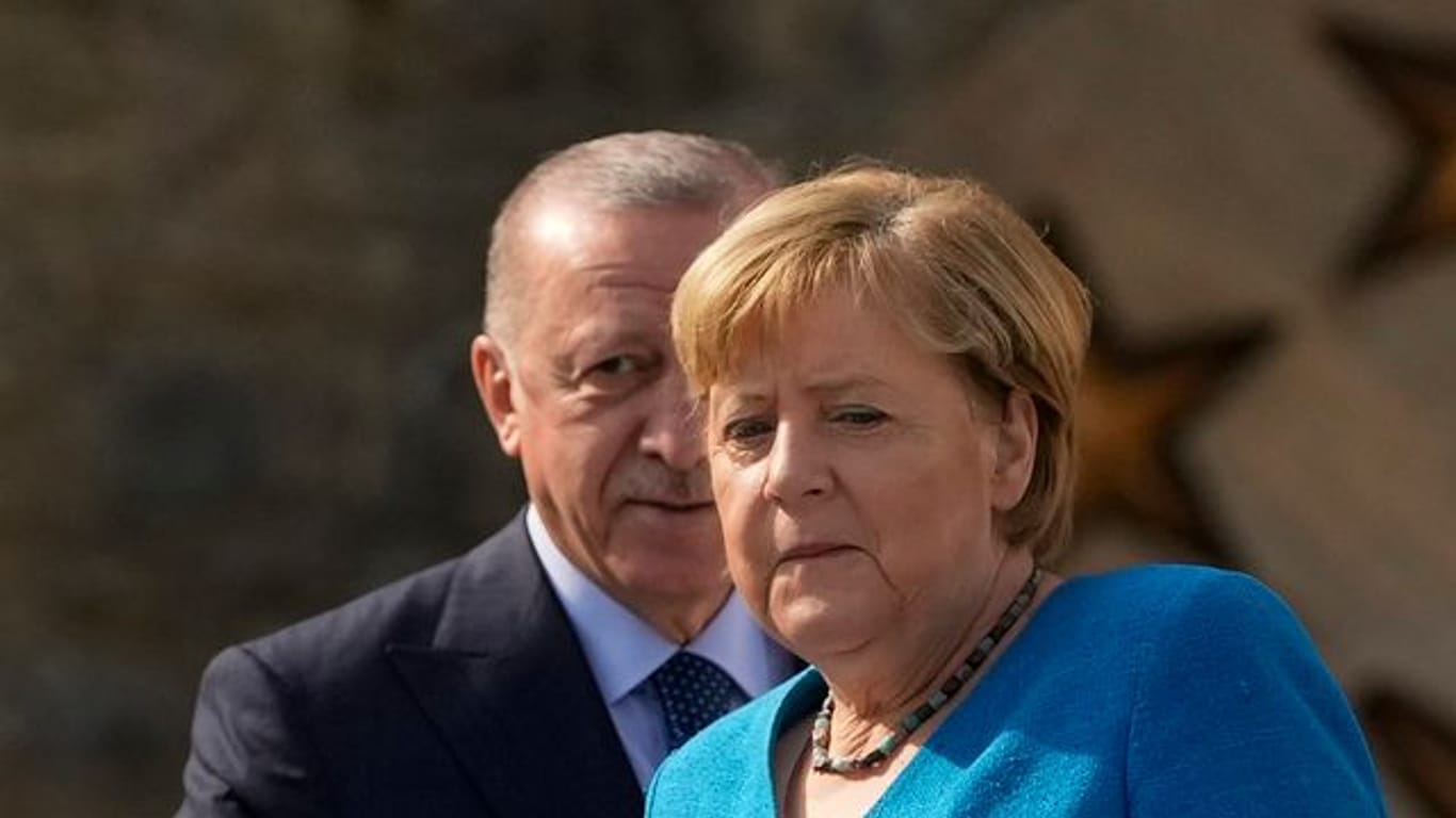 Der türkische Staatspräsident Recep Tayyip Erdogan empfängt Bundeskanzlerin Angela Merkel am Präsidentenpalast Huber Villa in Istanbul.
