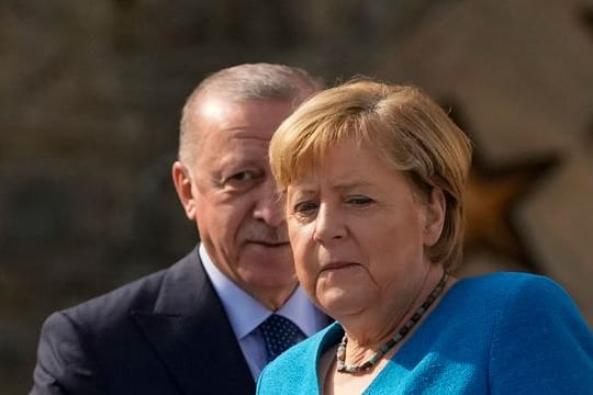 Der türkische Staatspräsident Recep Tayyip Erdogan empfängt Bundeskanzlerin Angela Merkel am Präsidentenpalast Huber Villa in Istanbul.