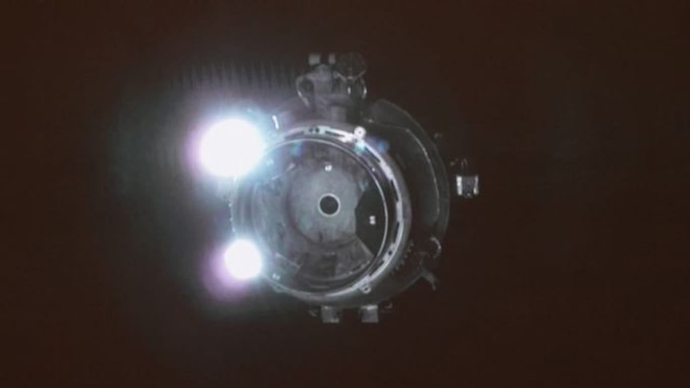 Das chinesischen Raumschiff Shenzhou-13 dockt an die radiale Öffnung des Kernmoduls der Raumstation Tianhe an.