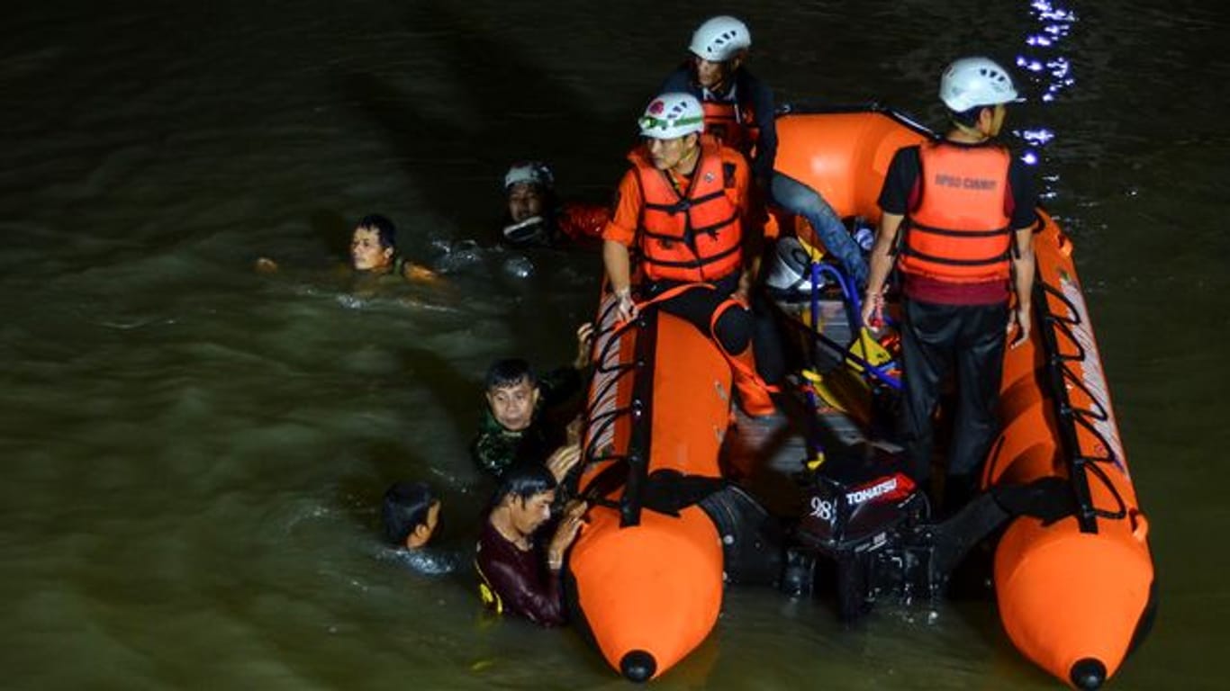 Retter suchen nach Opfern, die in einem Fluss in Ciamis ertrunken sind.