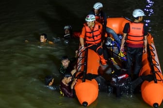 Retter suchen nach Opfern, die in einem Fluss in Ciamis ertrunken sind.