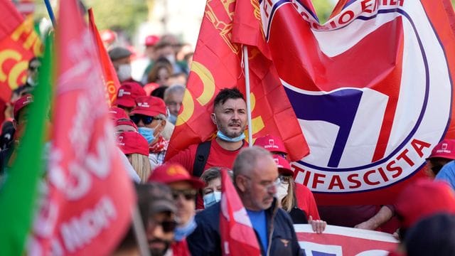 Italiens Gewerkschaften haben die antifaschistische Demonstration als Reaktion auf einen rechtsextremen Angriff organisiert. Italiens Gewerkschaften haben die antifaschistische Demonstration als Reaktion auf einen rechtsextremen Angriff organisiert.
