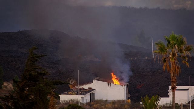 Ein Haus auf La Palma ist durch einen Lavastrom in Brand geraten.