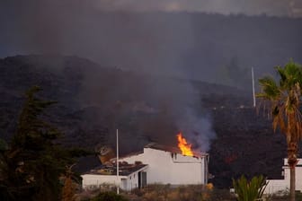 Ein Haus auf La Palma ist durch einen Lavastrom in Brand geraten.