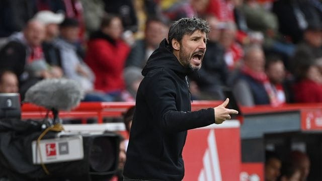 Wolfsburgs Trainer Mark van Bommel steht an der Seitenlinie und treibt seine Mannschaft nach vorne. Wolfsburgs Trainer Mark van Bommel steht an der Seitenlinie und treibt seine Mannschaft nach vorne.