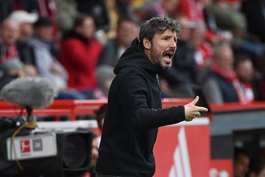 Wolfsburgs Trainer Mark van Bommel steht an der Seitenlinie und treibt seine Mannschaft nach vorne.