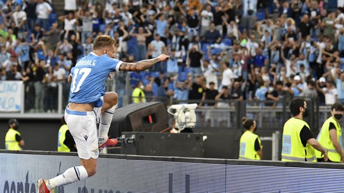 Lazio-Stürmer Ciro Immobile freut sich nach einem Treffer mit den Fans.