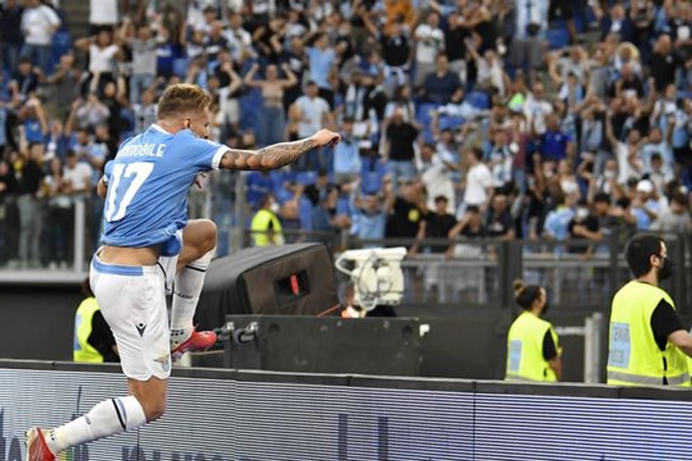 Lazio-Stürmer Ciro Immobile freut sich nach einem Treffer mit den Fans.