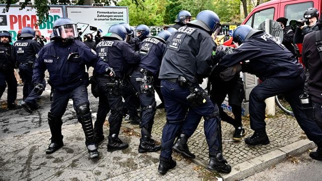 Polizisten nehmen einen Demonstranten am Rande der Räumungsaktion in Berlin-Mitte fest.