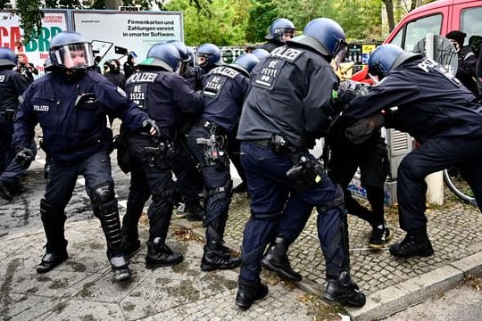 Polizisten nehmen einen Demonstranten am Rande der Räumungsaktion in Berlin-Mitte fest.