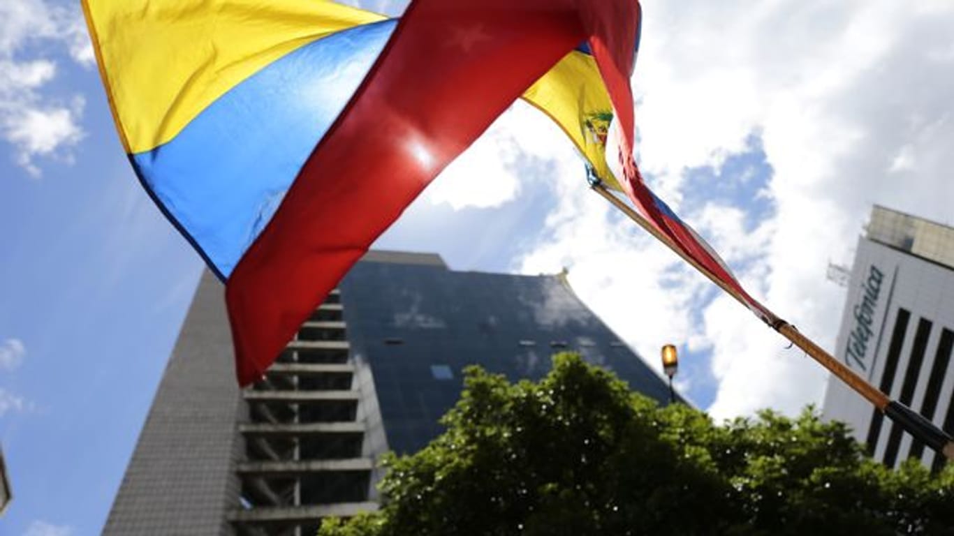 Die Fahne von Venezuela vor einem Gebäude in der Hauptstadt Caracas.