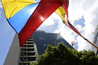 Die Fahne von Venezuela vor einem Gebäude in der Hauptstadt Caracas.