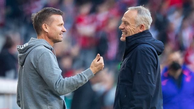 Freiburgs Trainer Christian Streich (r) begrüßt vor dem Spiel Leipzigs Trainer Jesse Marsch (l). Freiburgs Trainer Christian Streich (r) begrüßt vor dem Spiel Leipzigs Trainer Jesse Marsch (l).