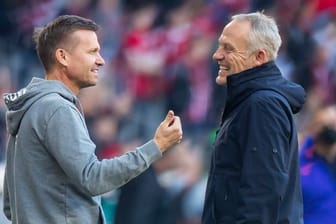 Freiburgs Trainer Christian Streich (r) begrüßt vor dem Spiel Leipzigs Trainer Jesse Marsch (l).