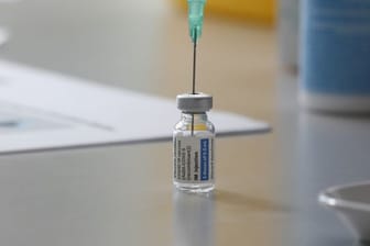Eine Ampulle mit dem Covid-19-Impfstoff von Johnson & Johnson steht auf einem Tisch.