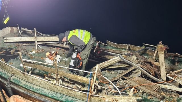 Das versunkene und wieder aufgetauchte Fahrgastschiff "Moornixe" ist aus dem Wasser gehoben. Das versunkene und wieder aufgetauchte Fahrgastschiff "Moornixe" ist aus dem Wasser gehoben.