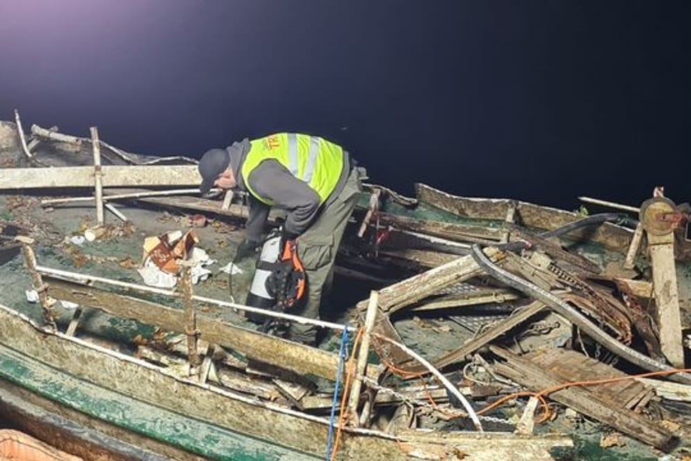 Das versunkene und wieder aufgetauchte Fahrgastschiff "Moornixe" ist aus dem Wasser gehoben.