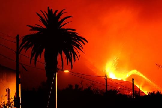 Lava fließt aus dem Vulkan Cumbre Vieja auf der Kanareninsel La Palma.