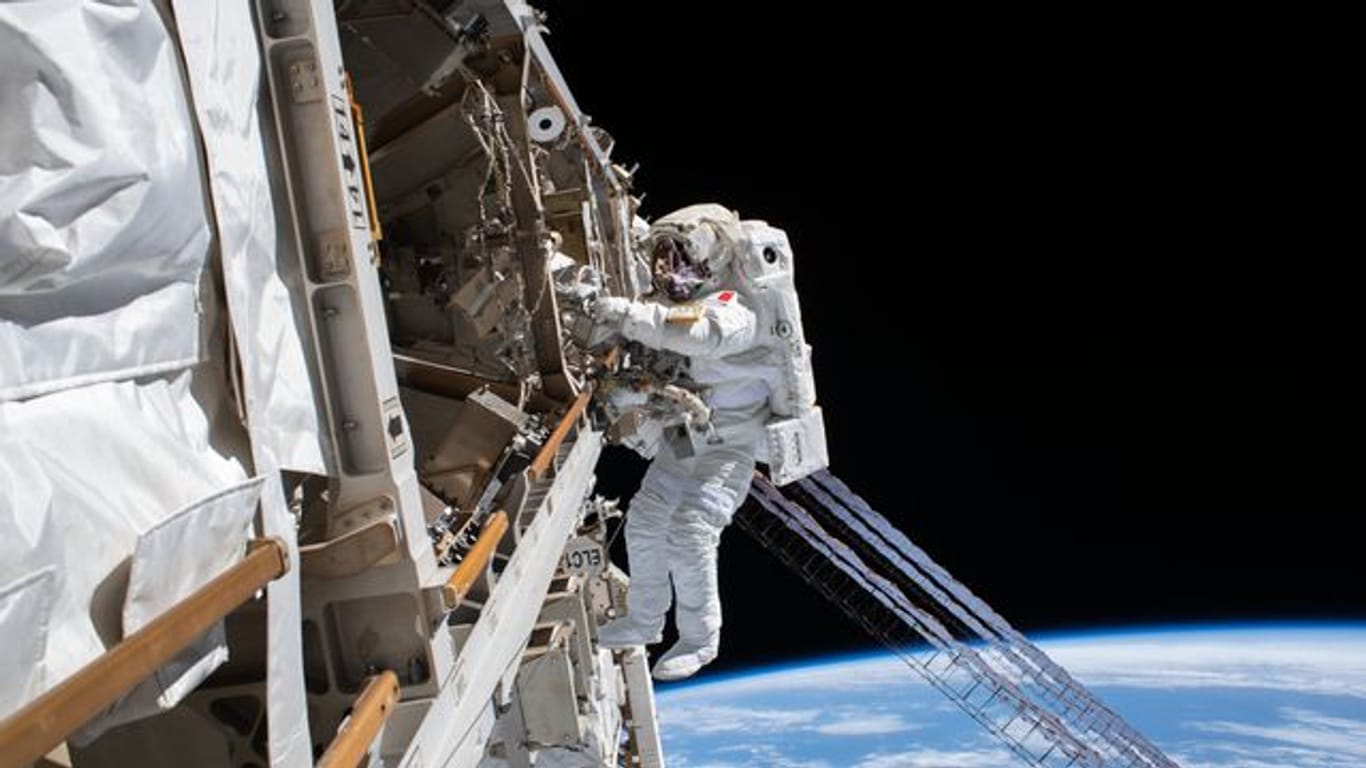 Ein Astronaut Luca Parmitano angebunden an der Internationalen Raumstation, während er Reparaturen vornummt.