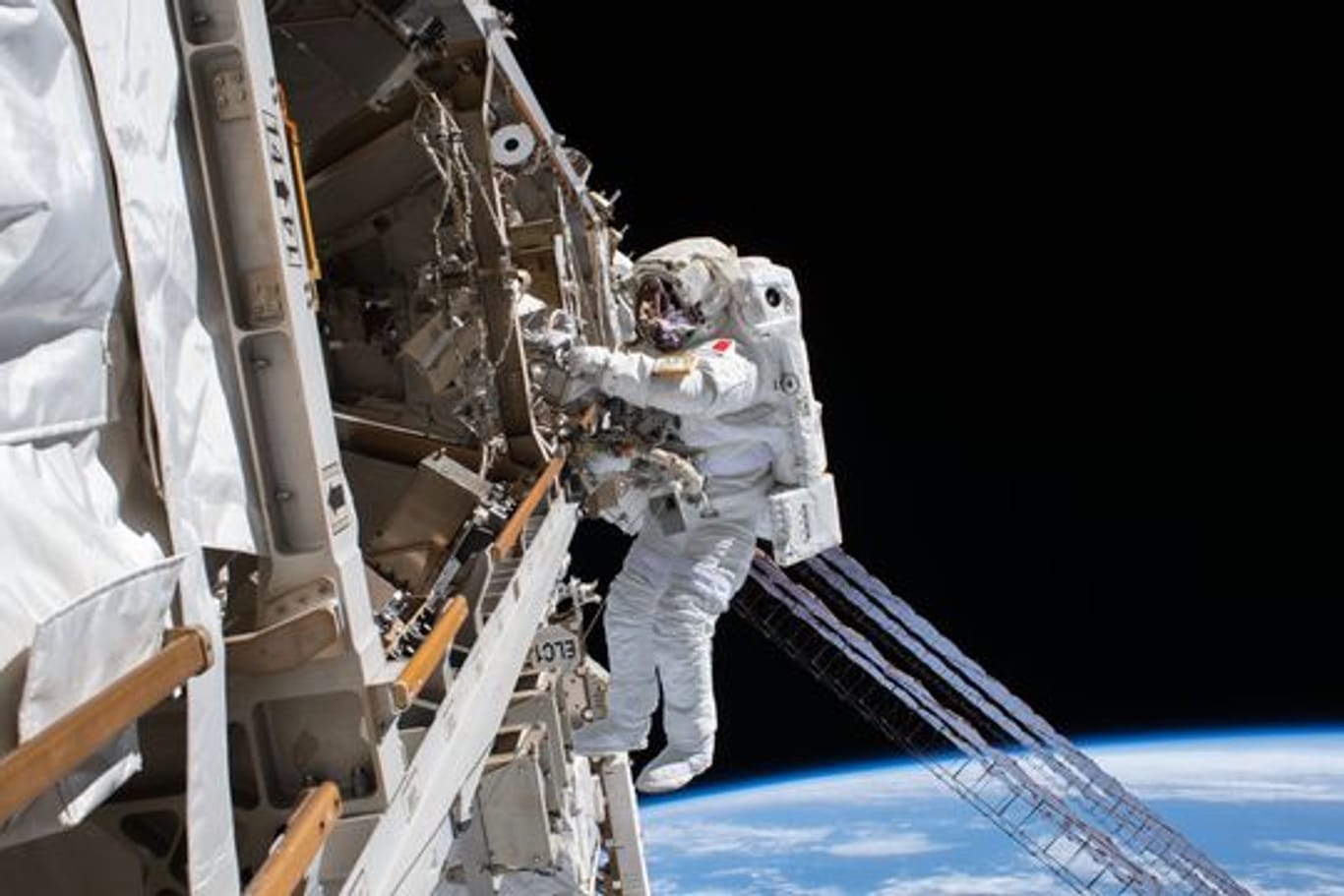 Ein Astronaut Luca Parmitano angebunden an der Internationalen Raumstation, während er Reparaturen vornummt.