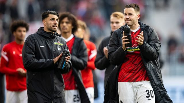 Zumindest einen Freiburger Punkt konnten Vincenzo Grifo (l) und Christian Günter im neuen Stadion mit ihren Fans bejubeln. Zumindest einen Freiburger Punkt konnten Vincenzo Grifo (l) und Christian Günter im neuen Stadion mit ihren Fans bejubeln.
