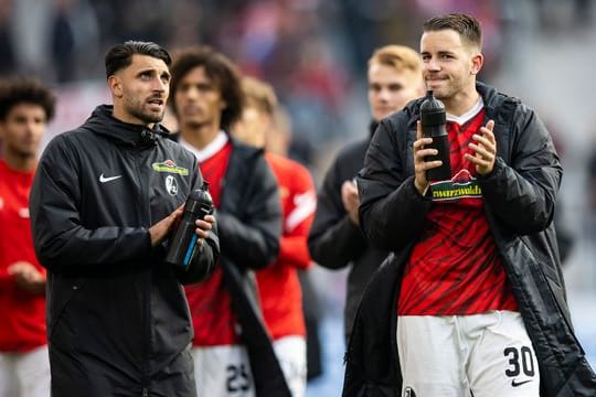 Zumindest einen Freiburger Punkt konnten Vincenzo Grifo (l) und Christian Günter im neuen Stadion mit ihren Fans bejubeln.