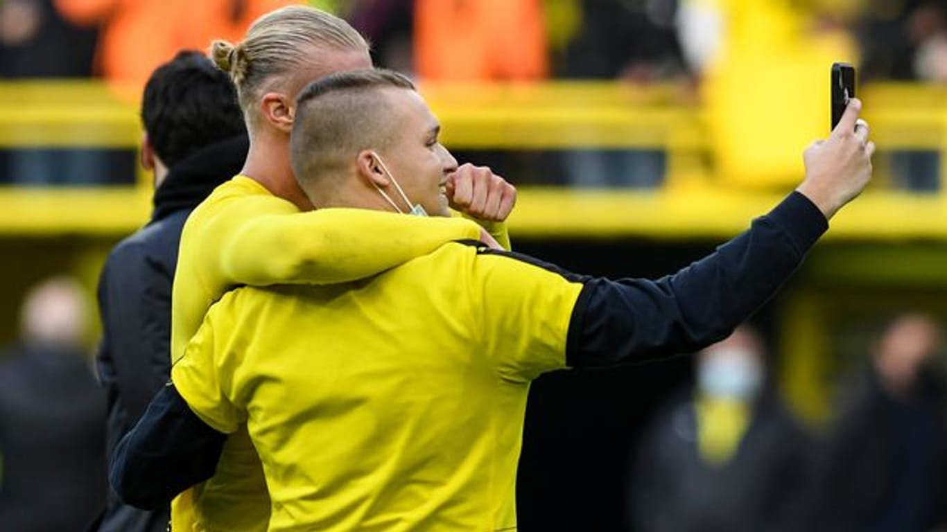 Erst Matchwinner, dann mit Fannähe: Dortmunds Stürmer Erling Haaland macht nach dem Sieg gegen Mainz ein Selfie mit einem Fan.
