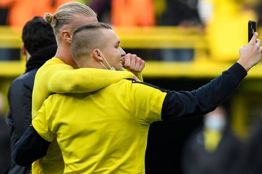 Erst Matchwinner, dann mit Fannähe: Dortmunds Stürmer Erling Haaland macht nach dem Sieg gegen Mainz ein Selfie mit einem Fan.
