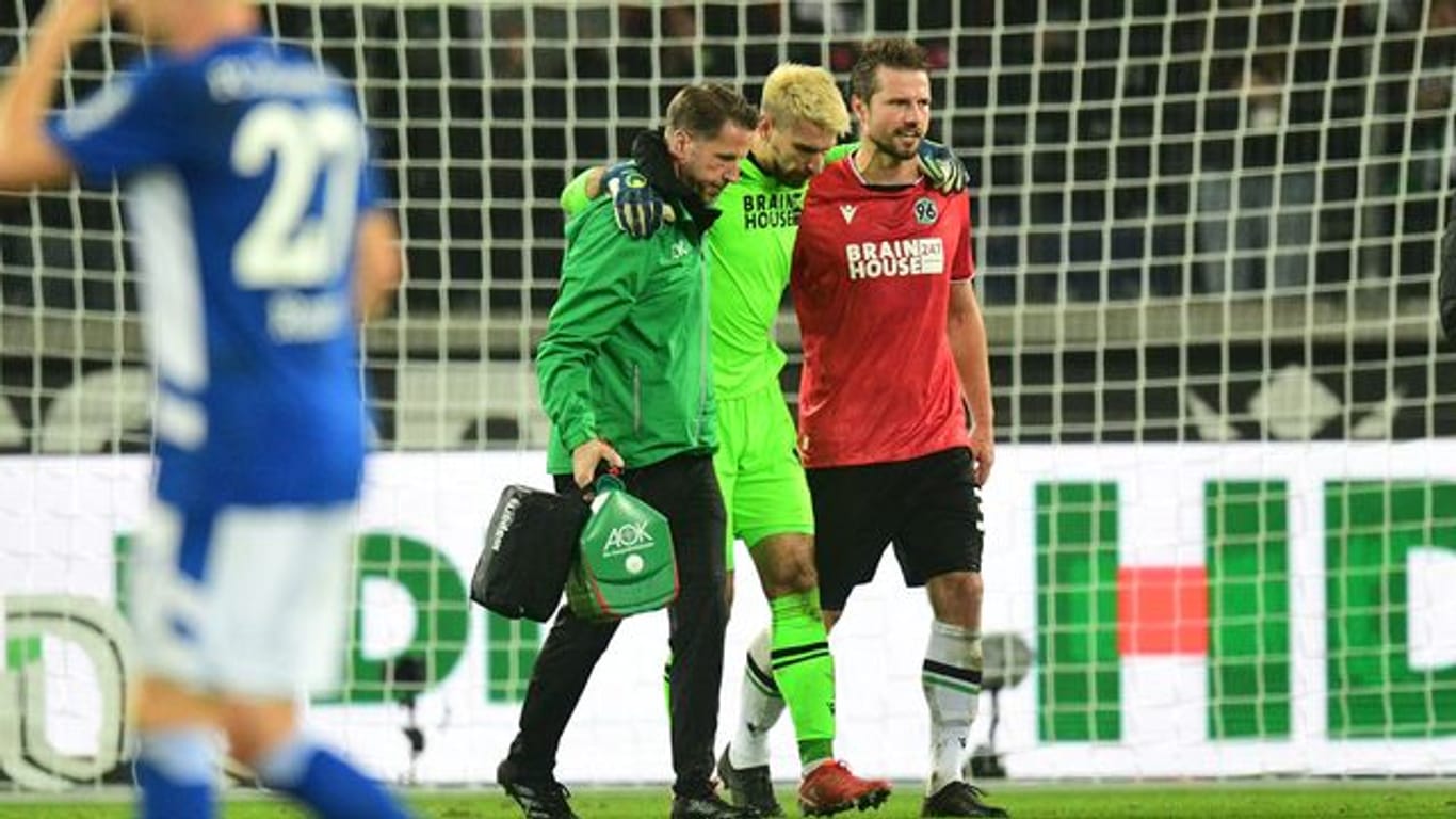 Fällt nach seiner Verletzung gegen Schalke länger aus: 96-Keeper Ron-Robert Zieler (M).
