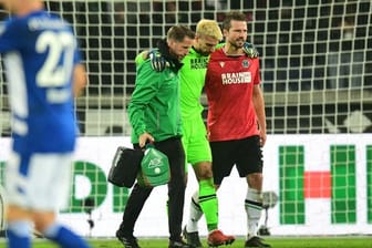 Fällt nach seiner Verletzung gegen Schalke länger aus: 96-Keeper Ron-Robert Zieler (M).