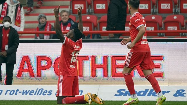 Stellte beim Union-Sieg gegen Wolfsburg die Weichen auf Sieg: Taiwo Awoniyi (l).