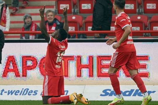 Stellte beim Union-Sieg gegen Wolfsburg die Weichen auf Sieg: Taiwo Awoniyi (l).