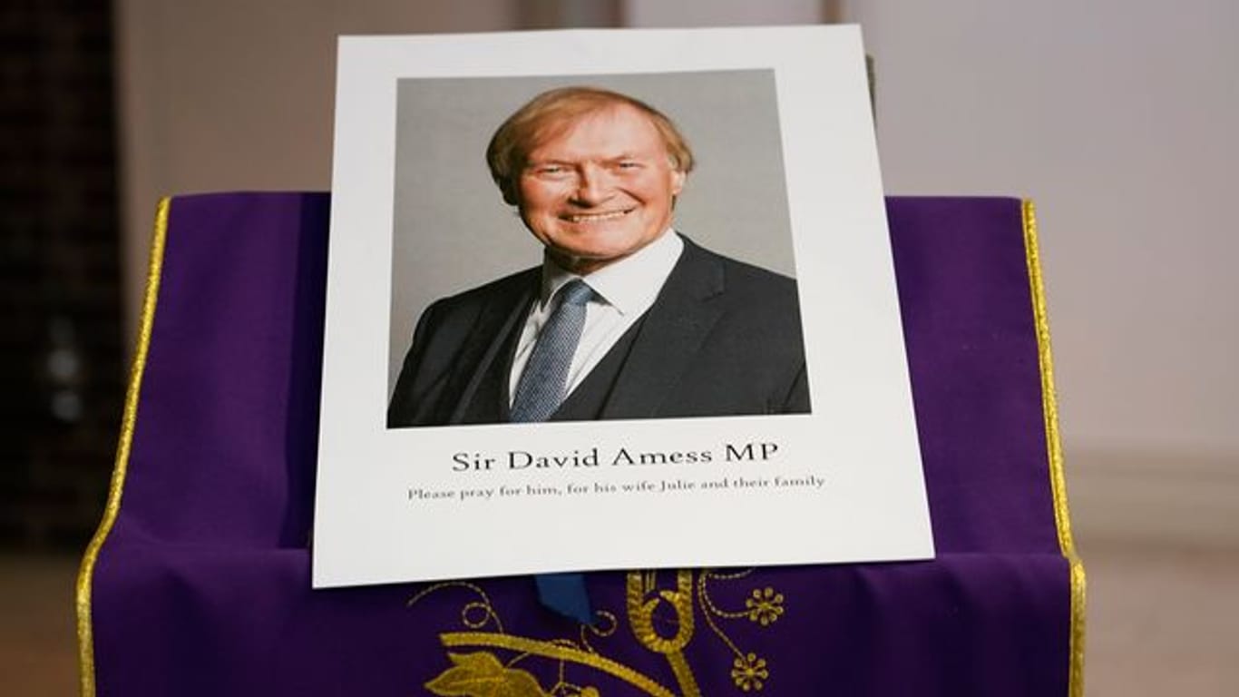 Ein Bild des ermordeten britischen konservativen Abgeordneten David Amess während einer Mahnwache in der katholischen Kirche St.