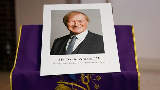 Ein Bild des ermordeten britischen konservativen Abgeordneten David Amess während einer Mahnwache in der katholischen Kirche St. Ein Bild des ermordeten britischen konservativen Abgeordneten David Amess während einer Mahnwache in der katholischen Kirche St.