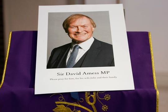 Ein Bild des ermordeten britischen konservativen Abgeordneten David Amess während einer Mahnwache in der katholischen Kirche St.