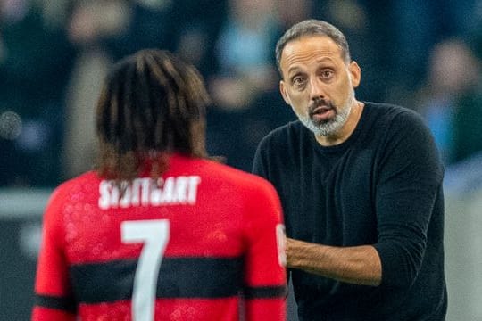 Trotz Personalsorgen ergatterte Trainer Pellegrino Matarazzo (r) mit dem VfB Stuttgart einen Punkt in Gladbach.