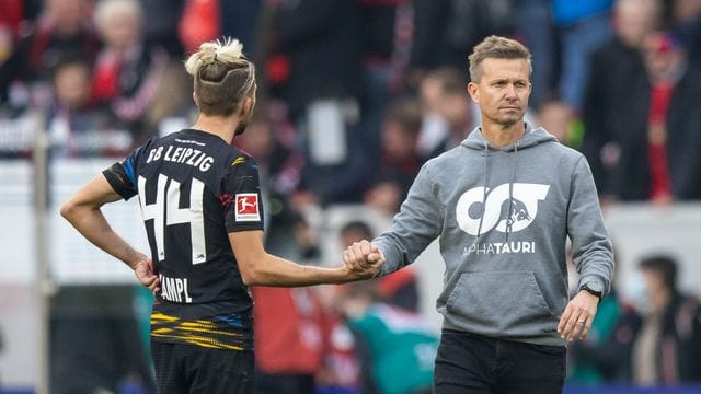 Leipzigs Trainer Jesse Marsch (r) bedankt sich nach dem Spiel mit Handschlag bei Kevin Kampl.