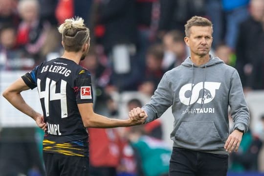 Leipzigs Trainer Jesse Marsch (r) bedankt sich nach dem Spiel mit Handschlag bei Kevin Kampl.