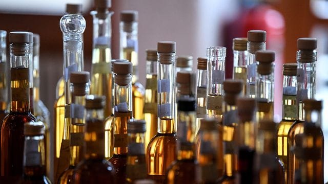In Russland sind mindestens 18 Menschen an einer Alkohol-Vergiftung gestorben. In Russland sind mindestens 18 Menschen an einer Alkohol-Vergiftung gestorben.