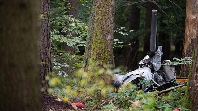 Trümmerteile eines Hubschraubers vom Typ Robinson R44 in einem Wald in Buchen.