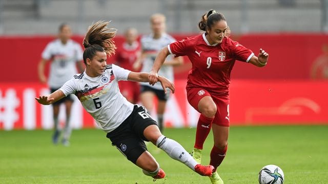 Deutschlands Lena Sophie Oberdorf (l) im Zweikampf mit Serbiens Nina Matejic.