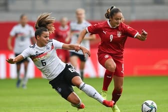 Deutschlands Lena Sophie Oberdorf (l) im Zweikampf mit Serbiens Nina Matejic.